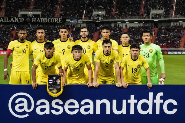 Skuad Tim Nasional Sepak Bola Malaysia berpose untuk foto sebelum pertandingan Grup A Piala Mitsubishi Electric 2004 antara Thailand dan Malaysia di Stadion Nasional Rajamangala di Bangkok, Thailand, pada 14 Desember 2024. (Foto oleh Anusak Laowilas/NurPhoto via Getty Images)