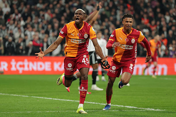 ISTANBUL, TURKI - 7 Maret 2026: Victor Osimhen dari Galatasaray SK merayakan setelah mencetak gol pertama tim bersama Ismail Jakobs dari Galatasaray SK selama pertandingan Trendyol Super Lig antara Besiktas JK dan Galatasaray SK di Stadion Besiktas pada 7 Maret 2026 di Istanbul, Turki. (Foto oleh BSR Agency/Getty Images)