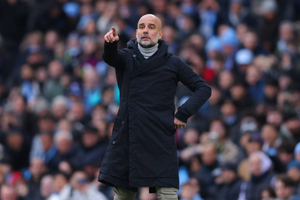 MANCHESTER, INGGRIS - 15 Maret 2025: Josep 'Pep' Guardiola, manajer Manchester City, memberikan instruksi selama pertandingan Liga Premier antara Manchester City FC dan Brighton & Hove Albion FC di Stadion Etihad pada 15 Maret 2025 di Manchester, Inggris. (Foto oleh James Gill - Danehouse/Getty Images)