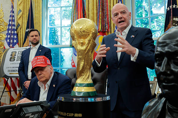 WASHINGTON, DC - 22 Agustus: Presiden FIFA Gianni Infantino berbicara tentang Piala Dunia 2026 bersama Presiden AS Donald Trump dan Wakil Presiden JD Vance di Ruang Oval Gedung Putih pada 22 Agustus 2025 di Washington, DC. Trump mengumumkan pengundian Piala Dunia FIFA 2026 akan berlangsung di The Kennedy Center. (Foto oleh Chip Somodevilla/Getty Images)