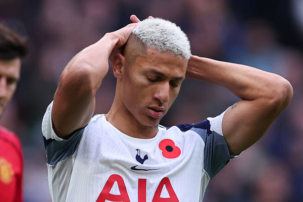 LONDON, INGGRIS - 8 NOVEMBER: Richarlison dari Tottenham Hotspur bereaksi selama pertandingan Liga Premier antara Tottenham Hotspur dan Manchester United di Stadion Tottenham Hotspur pada 8 November 2025 di London, Inggris. (Foto oleh Marc Atkins/Getty Images)