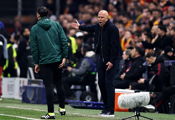 ISTANBUL, TURKI - 10 MARET: (THE SUN OUT, THE SUN ON SUNDAY OUT) Arne Slot, Manajer Liverpool, bereaksi terhadap wasit keempat Juan Martinez Munuera selama pertandingan Leg Pertama Babak 16 Besar Liga Champions UEFA 2025/26 antara Galatasaray SK dan Liverpool FC di Ali Sami Yen Spor Kompleksi pada 10 Maret 2026 di Istanbul, Turki. (Foto oleh Burak Kara - UEFA/UEFA via Getty Images)