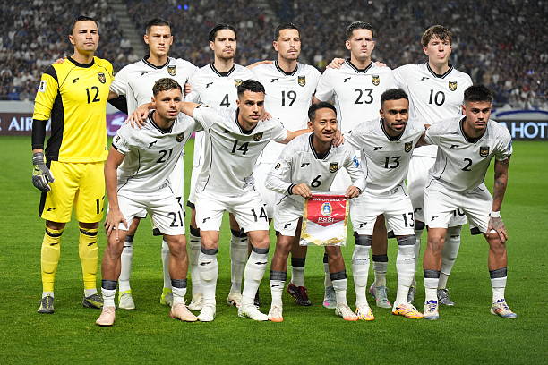 SUITA, JEPANG - 10 Juni 2025: Para pemain Indonesia berbaris untuk foto tim sebelum pertandingan Kualifikasi Piala Dunia FIFA Zona Asia Grup C antara Jepang dan Indonesia di Stadion Panasonic Suita pada 10 Juni 2025 di Suita, Osaka, Jepang. (Foto oleh Etsuo Hara/Getty Images)