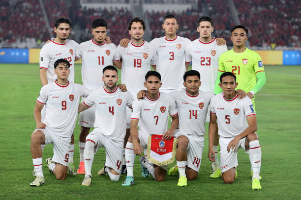 JAKARTA, INDONESIA - 11 JUNI: Para pemain Indonesia berbaris untuk foto tim sebelum pertandingan Grup F kualifikasi kedua Piala Dunia Asia antara Indonesia dan Filipina di Stadion Gelora Bung Karno pada 11 Juni 2024 di Jakarta, Indonesia. (Foto oleh Robertus Pudyanto/Getty Images)