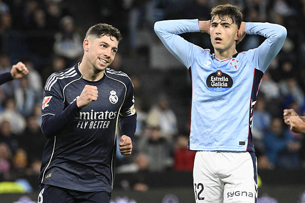 TOPSHOT - Gelandang Real Madrid asal Uruguay bernomor punggung 08, Federico Valverde, merayakan gol kedua timnya selama pertandingan sepak bola Liga Spanyol antara Celta Vigo dan Real Madrid CF di Stadion Balaidos di Vigo pada 6 Maret 2026. (Foto oleh Miguel RIOPA / AFP via Getty Images)