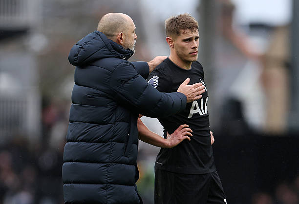 LONDON, INGGRIS - 1 Maret 2026: Micky van de Ven dari Tottenham Hotspur dihibur oleh Igor Tudor, Manajer Sementara Tottenham Hotspur, setelah pertandingan Liga Premier antara Fulham dan Tottenham Hotspur di Craven Cottage pada 1 Maret 2026 di London, Inggris. (Foto oleh Harry Murphy/Getty Images)
