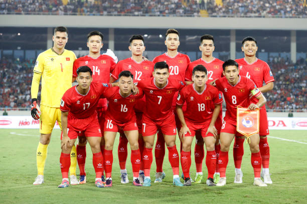 HANOI, VIETNAM - 26 Maret: Para pemain Vietnam berbaris untuk foto tim sebelum pertandingan kualifikasi kedua zona Asia Grup F Piala Dunia FIFA antara Vietnam dan Indonesia di Stadion Nasional My Dinh pada 26 Maret 2024 di Hanoi, Vietnam. (Foto oleh Minh Hoang/Getty Images)