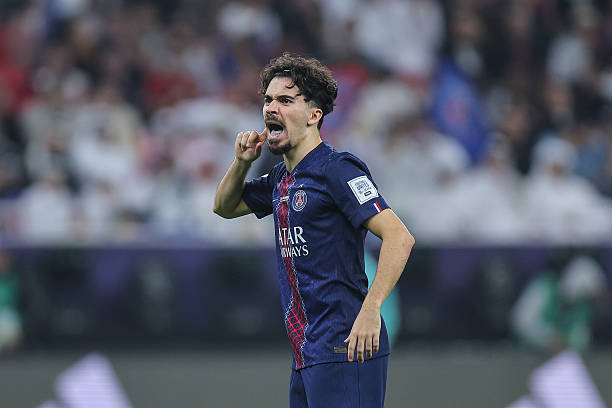 Gelandang Portugal Paris Saint-Germain bernomor punggung 17, Vitinha, bereaksi setelah mencetak gol penalti selama adu penalti di akhir pertandingan final Piala Interkontinental FIFA 2025 antara Paris Saint-Germain (PSG) dan CR Flamengo di Stadion Ahmad bin Ali di Al-Rayyan, pinggiran Doha, pada 17 Desember 2025. (Foto oleh Karim JAAFAR / AFP via Getty Images)