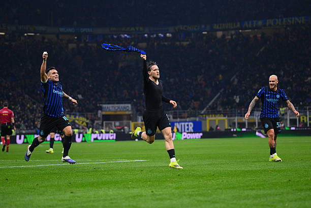 MILAN, ITALIA - 14 Februari 2026: Piotr Zielinski dari FC Internazionale merayakan golnya bersama rekan-rekan setim setelah mencetak gol dalam pertandingan Serie A antara FC Internazionale dan Juventus FC di Stadion Giuseppe Meazza di Milan, Italia. (Foto oleh Mattia Pistoia - Inter/Inter via Getty Images)